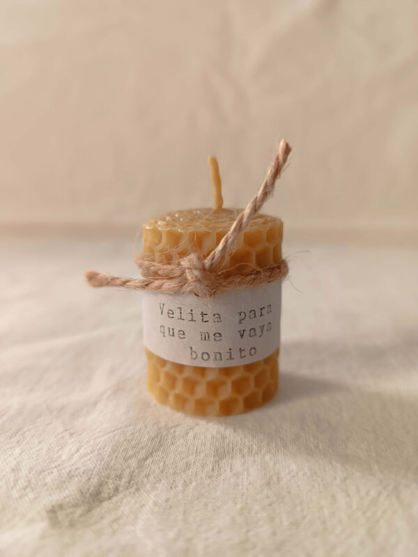 Vela de miel. Vela de cera de abeja pura. tamaño chica con mensaje "Velita para que me vaya bonito"
