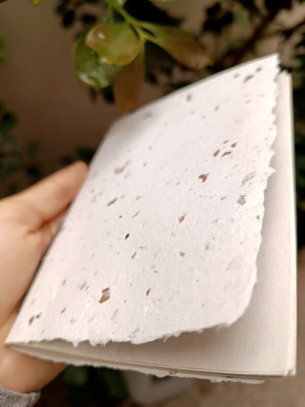 Libreta Sencilla de Papel Reciclado (Tamaño A6)